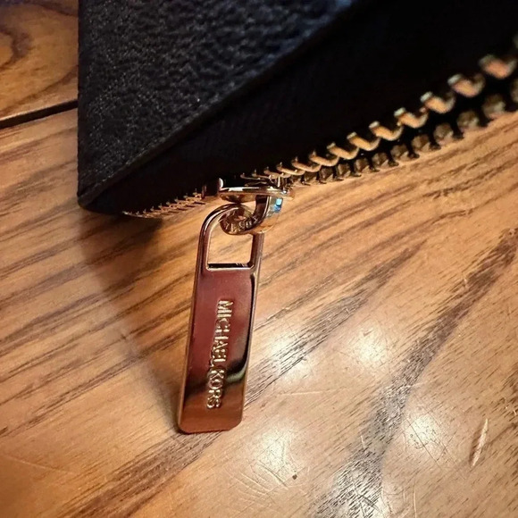 - NWT Michael Kors Jet Set Travel Large Logo Three Quarter Zip Wallet - Picture 2 of 7